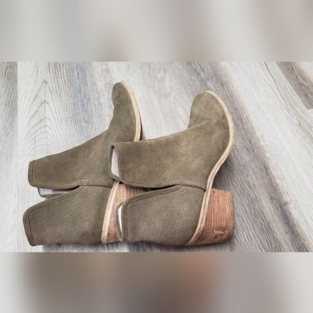Hinge Olive Suede Booties size 7.5M - Picture 6 of 8